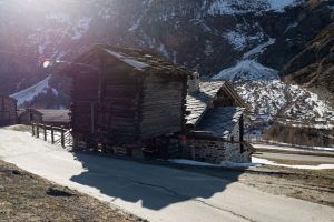 Sanierungsbedüftiger Stadel an der Strasse, oberhalb vom Lorihiischi