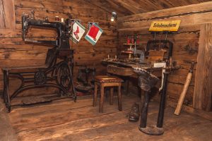 Material und Werkzeuge zum Anfertigen und Flicken von Schuhen
